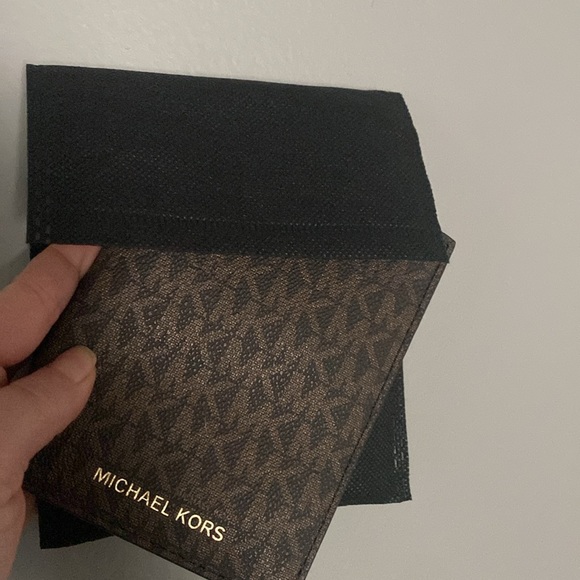 Michael Kors Signature logo passport wallet - Picture 4 of 4